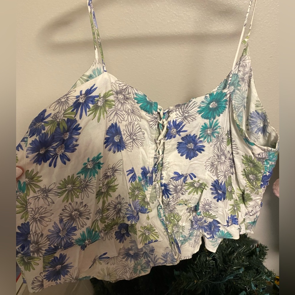 Forever 21 lace up front cropped tank top. Daisy pattern.‎ Women’s size large.